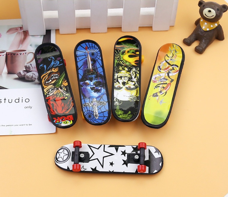 Finger Skateboard Mini Finger Board Toy with Spare Wheels & Tool_Random